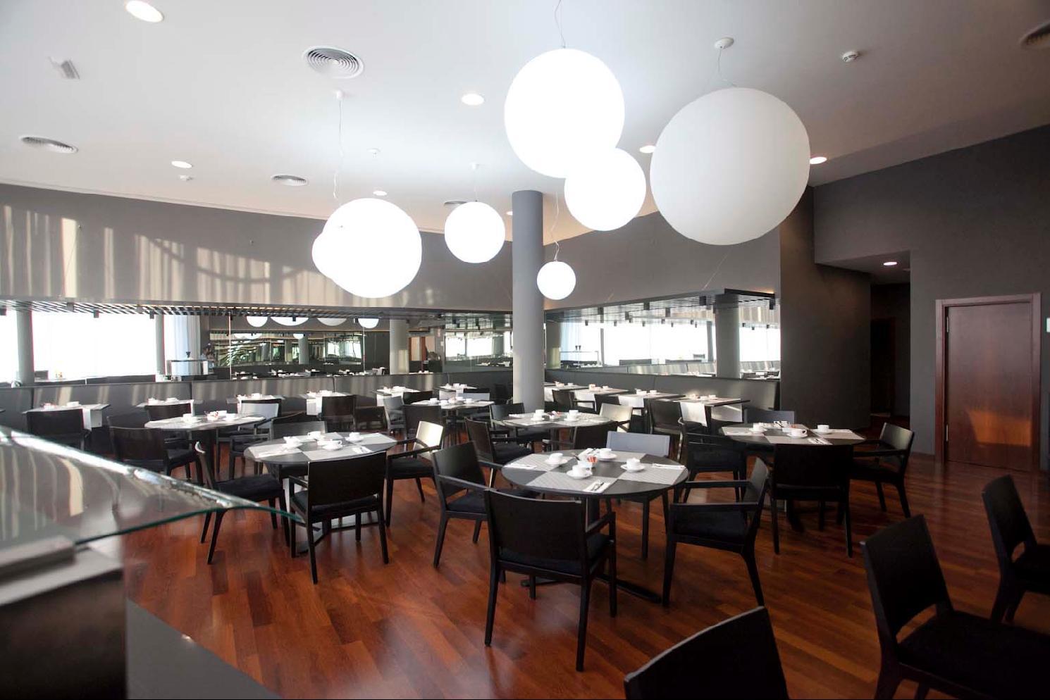 Hotel Carris Marineda La Coruña Restaurant bilde