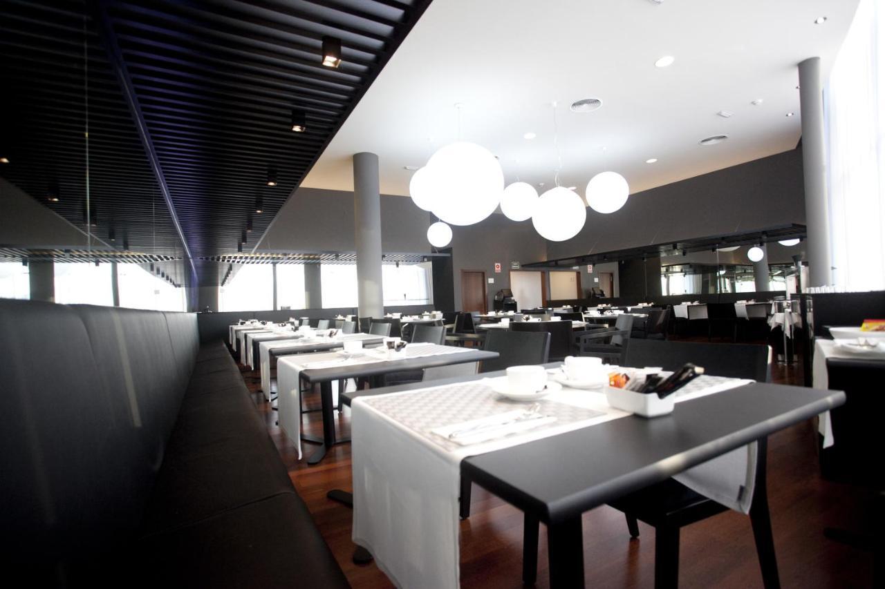 Hotel Carris Marineda La Coruña Restaurant bilde